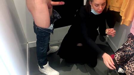 Сотрудница магазина одежды отдалась клиенту в примерочной