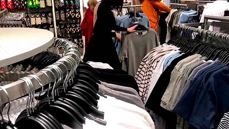 Сотрудница магазина одежды отдалась клиенту в примерочной