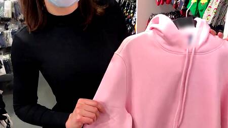 Сотрудница магазина одежды отдалась клиенту в примерочной