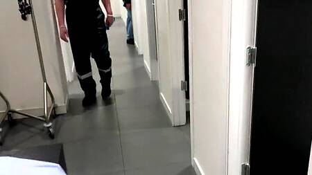 Сотрудница магазина одежды отдалась клиенту в примерочной