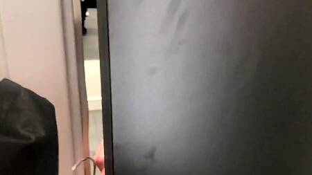 Сотрудница магазина одежды отдалась клиенту в примерочной