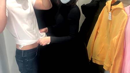 Сотрудница магазина одежды отдалась клиенту в примерочной