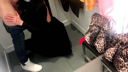 Сотрудница магазина одежды отдалась клиенту в примерочной