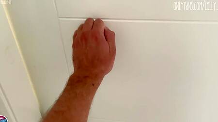 Пышногрудая нимфа жадно глотает сперму работника отеля