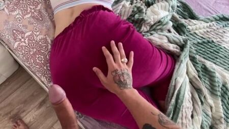 Жопастая нимфа проснулась на члене парня и этому обрадовалась