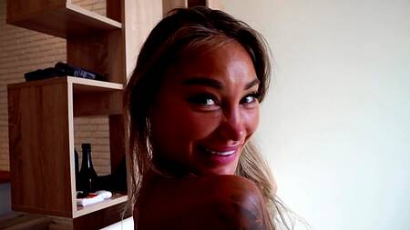 Парень сношает двух подружек с огромными силиконовыми дойками