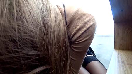 Любвеобильная краля дрочит огромный хуй коллеге в рабочее время