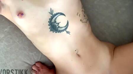 Русская шлюшка показала бойфренду как она хочет переспать с его другом