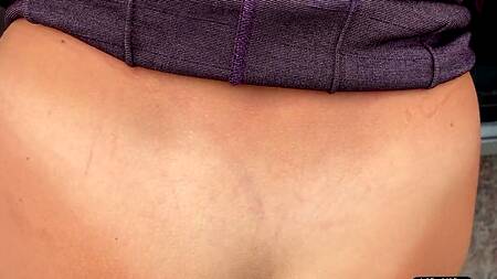 Безотказная нимфа отдалась водителю в салоне автомобиля