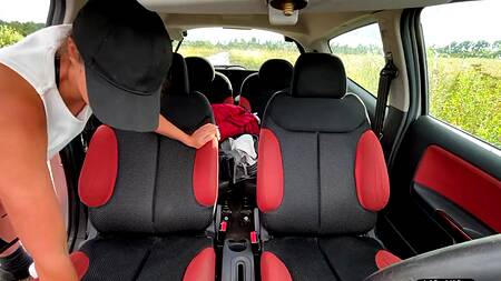 Безотказная нимфа отдалась водителю в салоне автомобиля