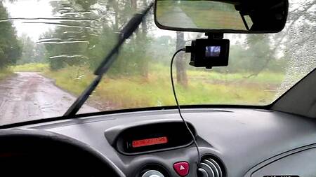 Безотказная нимфа отдалась водителю в салоне автомобиля