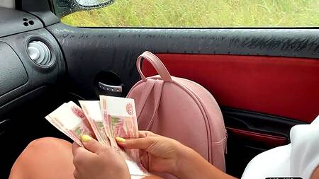 Безотказная нимфа отдалась водителю в салоне автомобиля