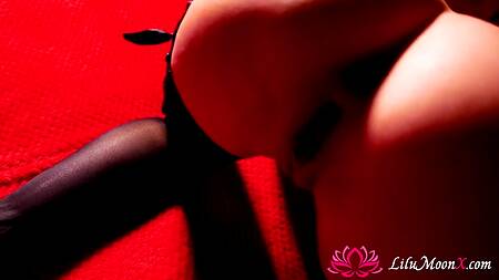 Парень мастурбирует девушке до судорожного струйного оргазма