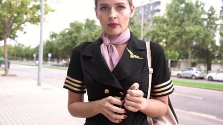 Жаждущая интима стюардесса запикапила на улице мужчину