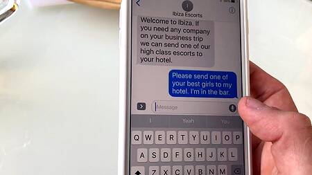 Жопастая нимфа прыгает мокрой киской на твердом мужском члене