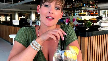 Жопастая нимфа прыгает мокрой киской на твердом мужском члене