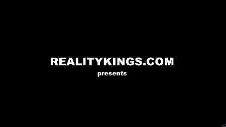 Дрыщ оприходовал в тренажерном зале девушку инструктора