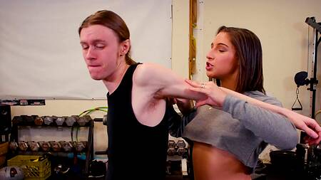 Дрыщ оприходовал в тренажерном зале девушку инструктора