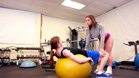 Дрыщ оприходовал в тренажерном зале девушку инструктора