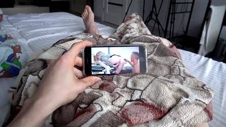 Потерлась киской об член и красиво отдалась молодому самцу