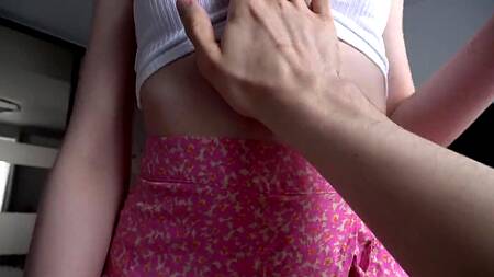 Потерлась киской об член и красиво отдалась молодому самцу