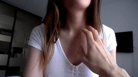 Потерлась киской об член и красиво отдалась молодому самцу