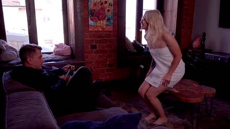 Вышла из душа и сразу захотела чтоб ее трахнули в попу