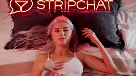 Худенькая блонда отдалась бойфренду перед веб-камерой