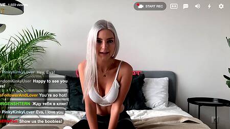 Худенькая блонда отдалась бойфренду перед веб-камерой