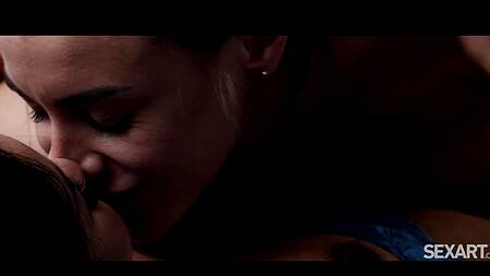 Межрасовый лесбийский секс двух очень красивых девушек