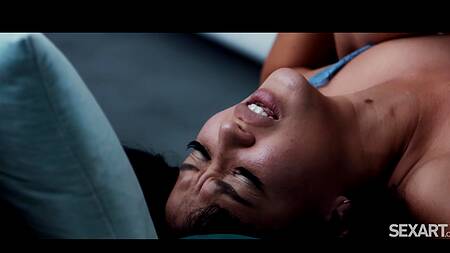 Межрасовый лесбийский секс двух очень красивых девушек