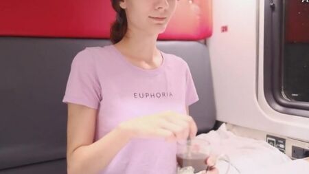 Пацан запикапил  поезде стройную телочку которая не против интима