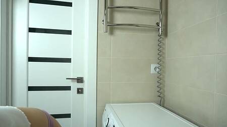 Закинул подругу на стиралку и насладился узкой пиздой красавицы