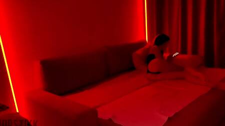 Оттраханная молодая малышка получила на язычок сперму бойфренда