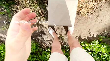 Подгадывал за мастурбирующей сучкой и получил доступ к ее пизде