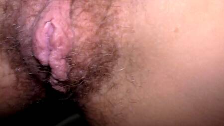 Телочка с волосатой вагиной дает себя драть хуястому кавалеру