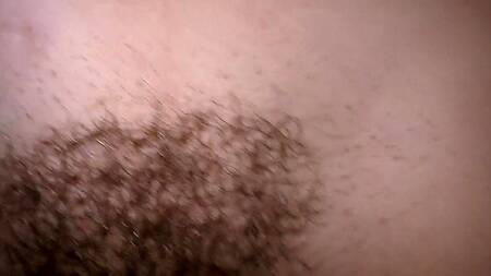 Телочка с волосатой вагиной дает себя драть хуястому кавалеру