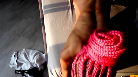 Знойная худышка исполняет горловой минет балдеющему мужчине