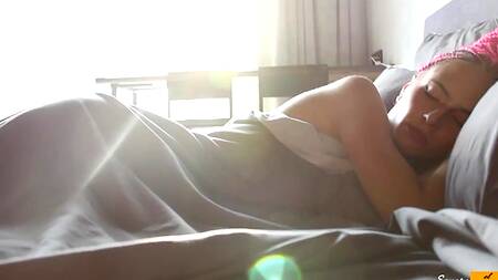 Знойная худышка исполняет горловой минет балдеющему мужчине