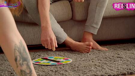 Устроил тройничек с двумя молодыми безотказными в сексе девушками