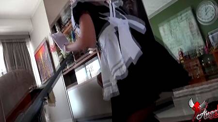 Красивая горничная соблазнила мужчину подойти и страстно ее трахнуть