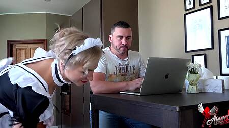 Красивая горничная соблазнила мужчину подойти и страстно ее трахнуть