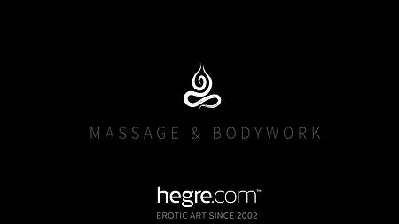 Грудастая негритянка массирует анал и вагину белой красасице