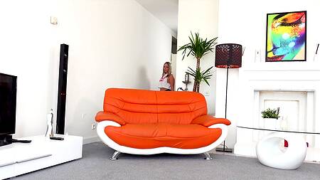 Чернокожий мужик пялит в анал белую нимфу с большой попой