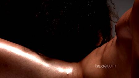 Пособие по сексу в котором межрасовая пара практикует позы камасутры