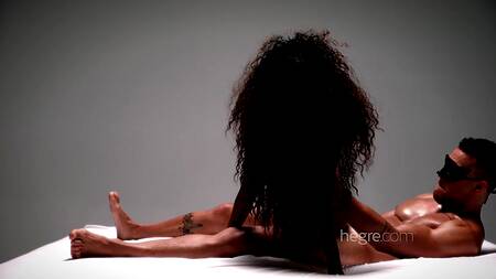 Пособие по сексу в котором межрасовая пара практикует позы камасутры