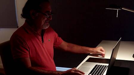 Наклонил раком блондинку и по мужски отодрал в узенький анал