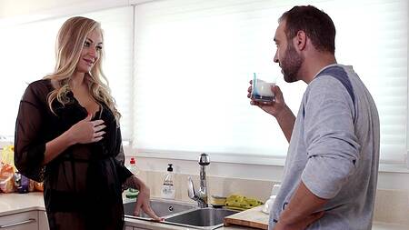 Наклонил раком блондинку и по мужски отодрал в узенький анал