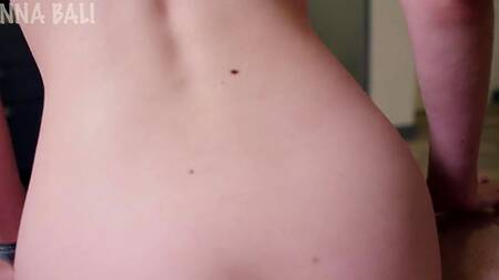 Няшная девушка согласилась поучаствовать на порно кастинге ради денег