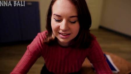 Няшная девушка согласилась поучаствовать на порно кастинге ради денег